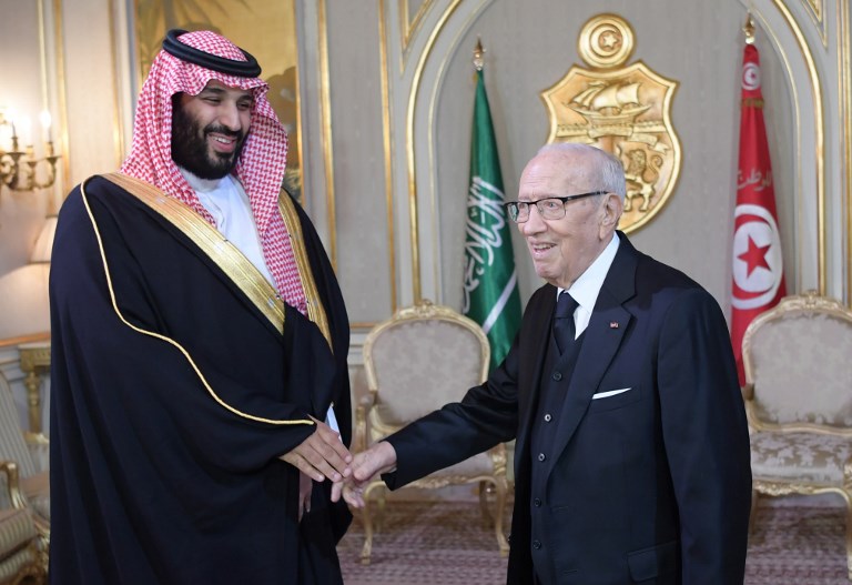 الرئيس التونسي مصافحا ولي العهد السعودي في قصر قرطاج مساء الثلاثاء
