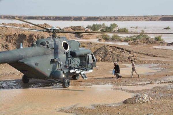 مروحيات عسكرية تساهم في إنقاذ عراقيين حاصرتهم مياه السيول