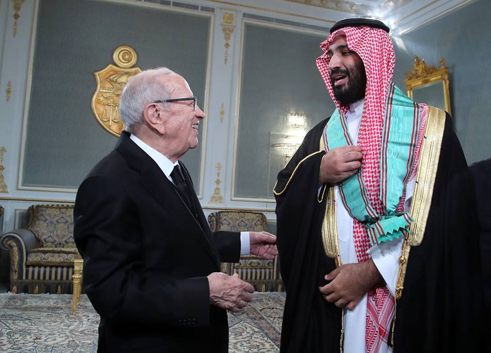 الرئيس التونسي مقلدا ولي العهد السعودي وسام الجمهورية