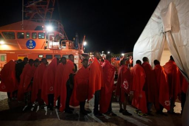 إنقاذ 560 مهاجرًا ومصرع ثلاثة آخرين قبالة سواحل إسبانيا