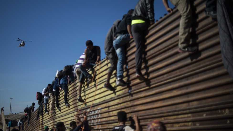 قاقلة المهاجرين: المكسيك ترحل مهاجرين اقتحموا الحدود الأمريكية
