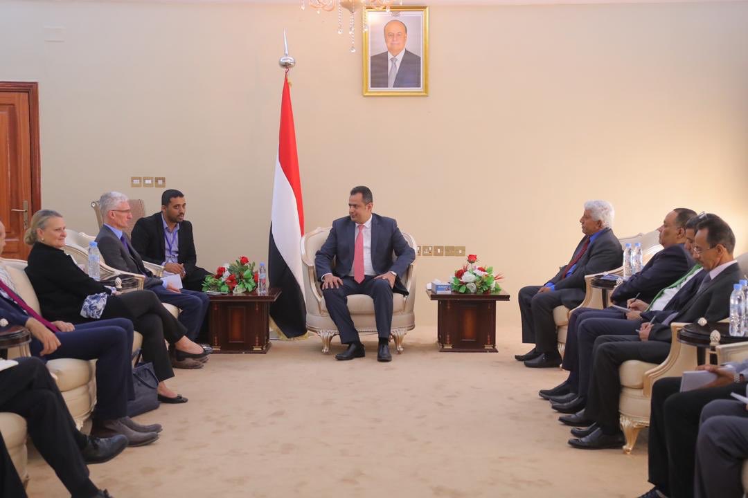 رئيس الوزراء اليمني خلال لقاءه وكيل الأمين العام للأمم المتحدة للشؤون الإنسانية مارك لوكوك 