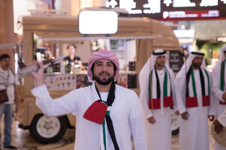 جانب من أنشطة ثقافية وترفيهية في "دبي مول" بمناسبة اليوم الوطني 47
