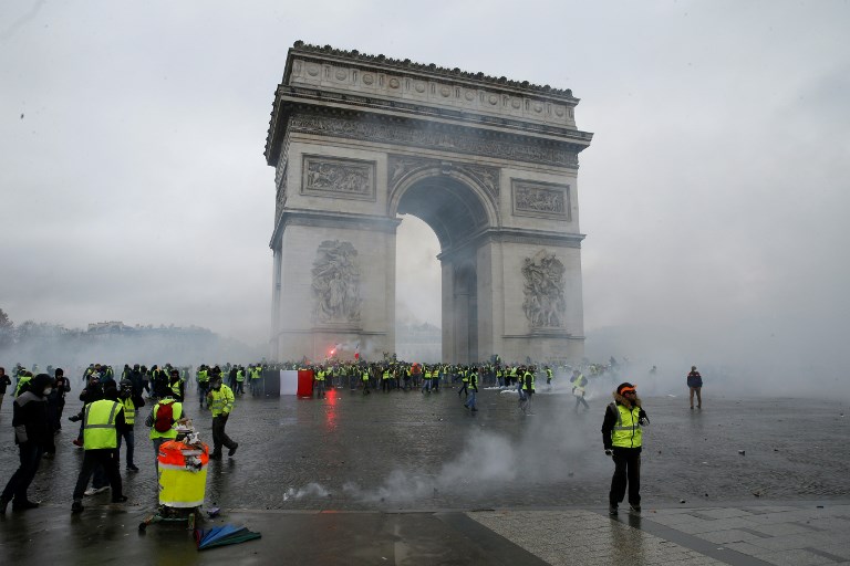 مواجهات عنيفة عند قوس النصر في قلب باريس