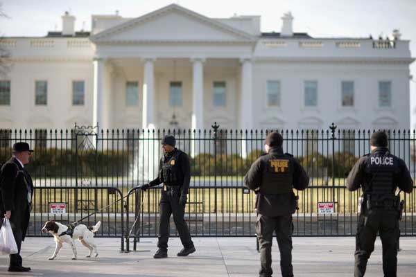 عناصر أمنية ينتشرون أمام البيت الأبيض إثر محاولة تسلل فاشلة