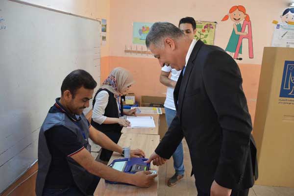 أرشد الصالحي رئيس الجبهة التركمانية العراقية يدلي بصوته في كركوك