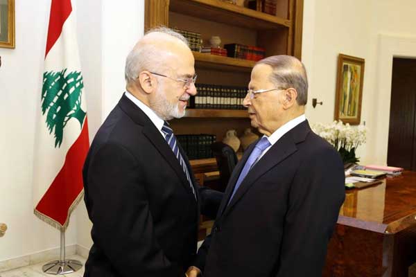 رئيس الجمهورية اللبنانية ميشال عون خلال لقاء مع وزير الخارجية العراقية إبراهيم الجعفري