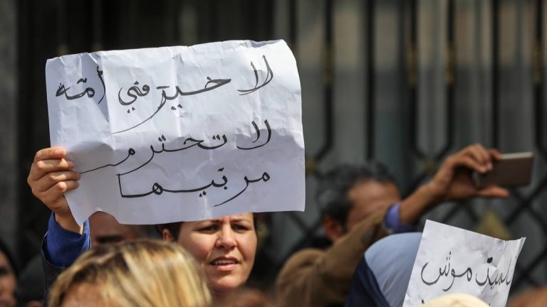 آلاف الأساتذة يتظاهرون في تونس مطالبين بتصحيح أجورهم