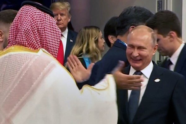 مصافحة ولي العهد السعودي والرئيس الروسي