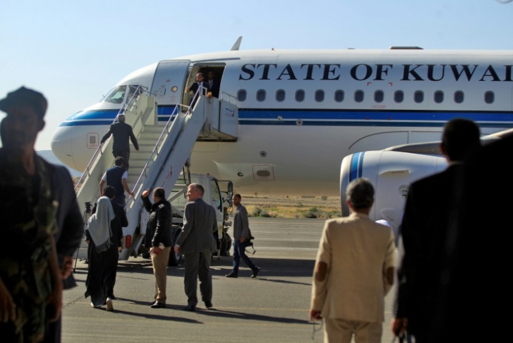 أعضاء وفد الحوثيين قبيل مغادرتهم صنعاء على متن طائرة تابعة للطيران الكويتي الى السويد