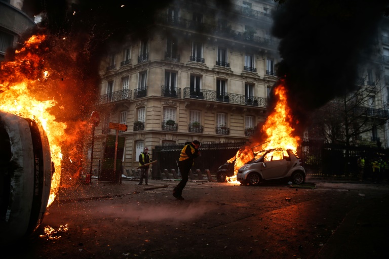 السجن لمحتجين اثنين في فرنسا بعد إحراق مبنى إدارة محلية