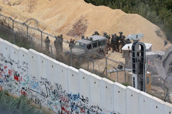 جنود وآلية إسرائيلية قرب الحدود مع لبنان