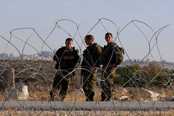 جنود إسرائيليون يقفون قرب الحدود مع لبنان