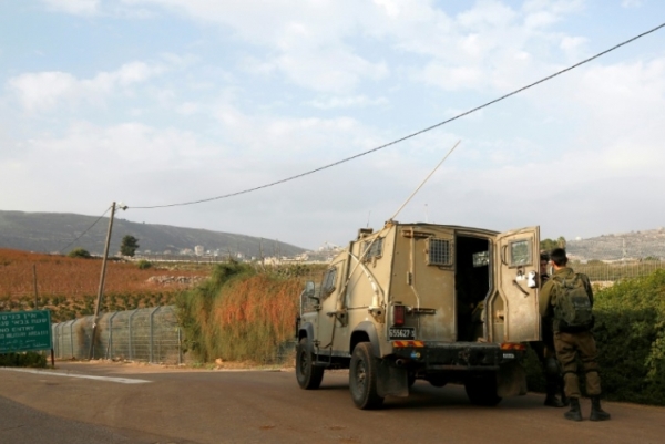 جنود وآلية عسكرية إسرائيلية قرب بلدة المطلة في شمال إسرائيل