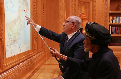 نتانياهو مع السلطان قابوس في عمان اكتوبر الماضي