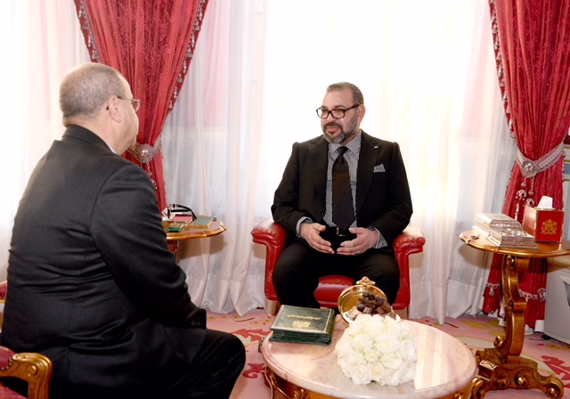 العاهل المغربي لدى استقباله احمد شوقي بنيوب في القصر الملكي بالرباط امس - MAP