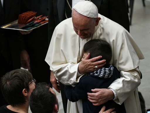 البابا يضيء شمعة على نية أطفال سوريا