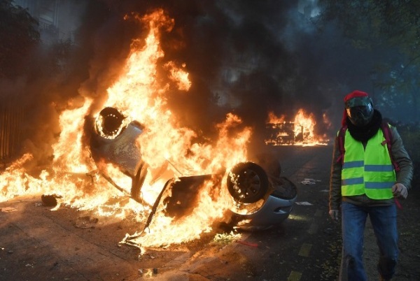 المتظاهرون أضرموا النيران في المباني والسيارات قرب قوس النصر وجادة الشانزليزيه