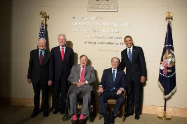 صورة تظهر الرؤساء السابقين من اليسار: جيمي كارتر، بيل كلينتون، جورج بوش الابن، وباراك أوباما