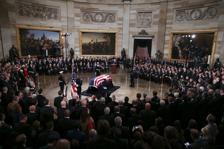 الأميركيون يلقون نظرة الوداع على جثمان بوش الاب في الكابيتول
