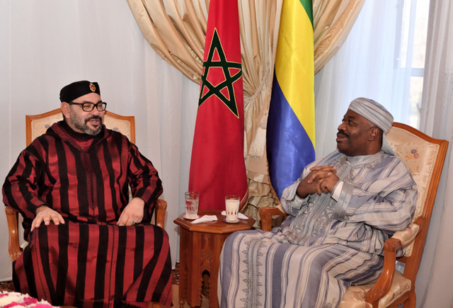 عاهل المغرب يعود رئيس الغابون في المستشفى العسكري بالرباط