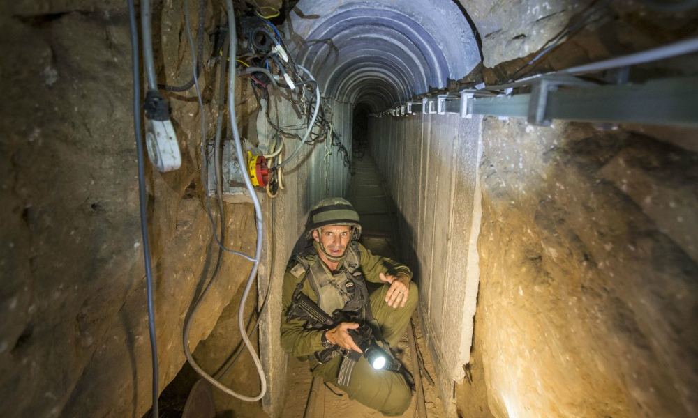 جندي إسرائيلي في أحد انفاق حزب الله 