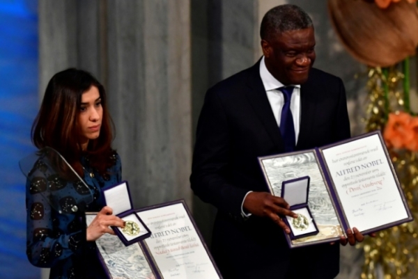 الناشطة الأيزيدية ناديا مراد والطبيب الكونغولي دينيس موكويغي بعد تسلمهما جائزة نوبل للسلام