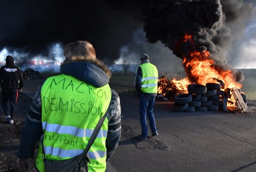 الفرنسيون منقسمون حول استمرار احتجاجات 