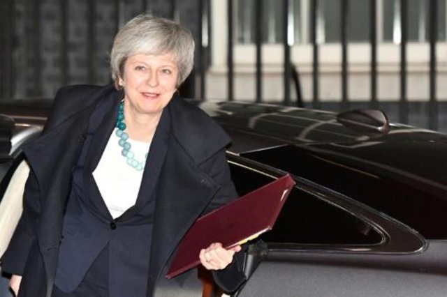رئيسة الوزراء البريطانية تيريزا ماي عند عودتها إلى مقر الحكومة في لندن في 10 ديسمبر بعد إرجاء التصويت البرلماني