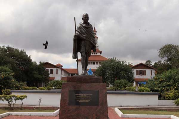 تمثال لزعيم الاستقلال الهندي المهاتما غاندي في أكرا الغانية تمت إزالته من حرم جامعي
