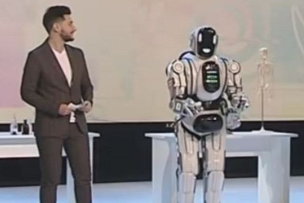 الروبوت بوريس ما هو إلا إنسان في زي روبوت