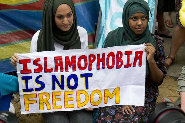 محتجات يرين أن الإسلاموفوبيا لا تعني الحرية
