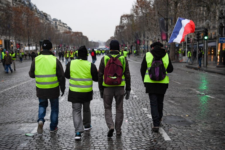  أصحاب (السترات الصفراء) يخرجون إلى شوارع فرنسا