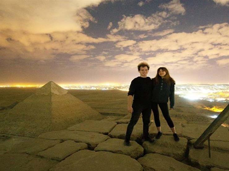 المصور الدنماركي وصديقته فوق الهرم
