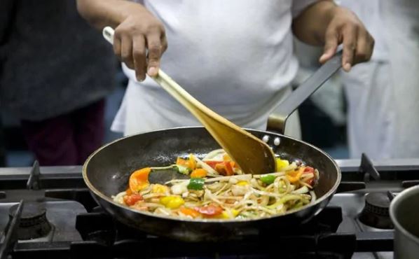 أطباق المطاعم تحتوي على سعرات حرارية أكثر من الوجبات السريعة