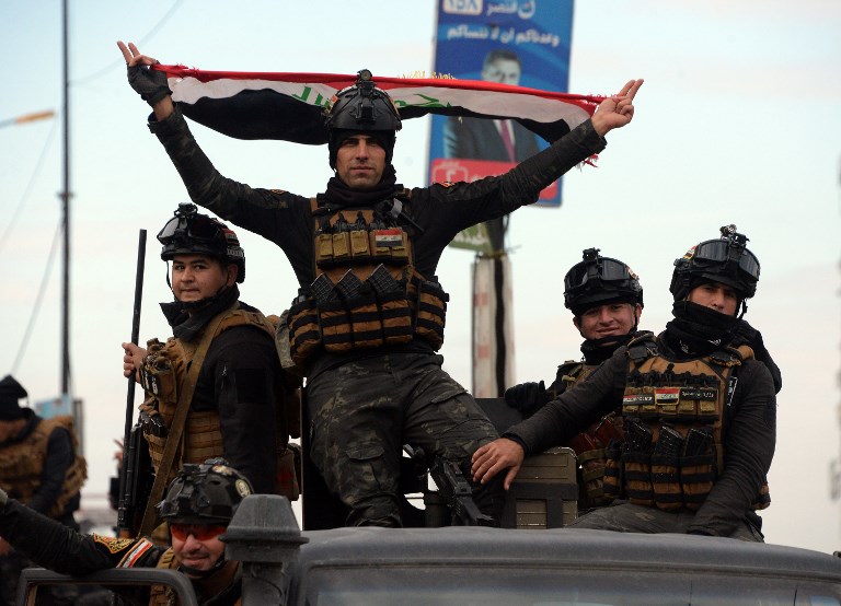عاصر من القوات الخاصة العراقية تحتفل بالنصر في الذكروى الأولى لهزيمة 