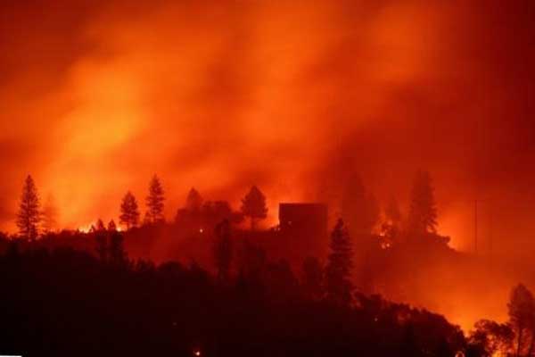 حريق كامب فاير يلتهم منزلًا في شمال ولاية كاليفورنيا بتاريخ 10 نوفمبر 2018