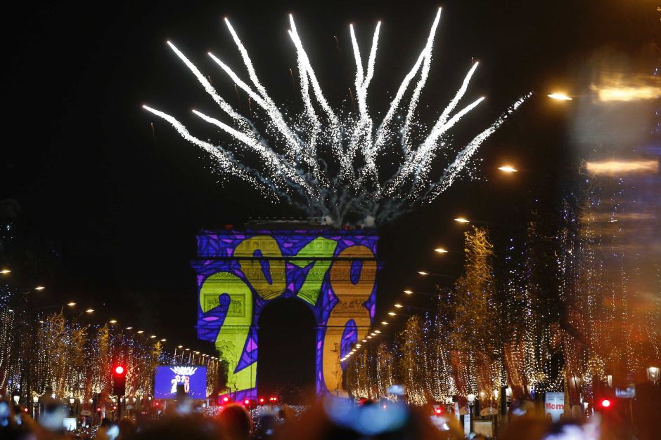 من احتفالات قدوم العام 2018 في شارع الشانزيليزيه في قلب باريس 