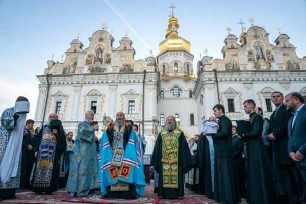 رئيس الكنيسة الأرثوذكسية الأوكرانية التابعة لبطريركية موسكو المطران أونوفري (وسط) يترأس قداسًا في دير بيشيرسك لافرا في كييف في 14 أكتوبر 2018