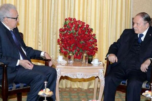 الأخضر الإبراهيمي في لقاء سابق مع الرئيس الجزائري عبد العزيز بوتفليقة