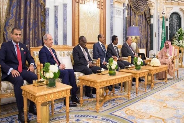 العاهل السعودي خلال استقباله عدد من وزراء الخارجية العرب