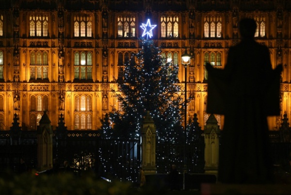 شجرة عيد الميلاد أمام البرلمان البريطاني في لندن في 11 ديسمبر 2018