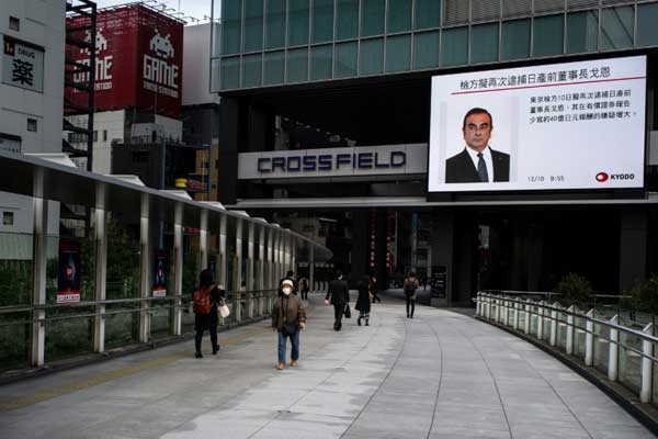 شاشة تلفزيونية تبث برنامجًا إخباريًا وتعرض صورة لكارلوس غصن في طوكيو يوم الإثنين 10 ديسمبر 2018