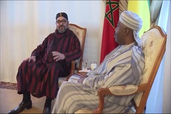 الملك محمد السادس أثناء زيارته لرئيس الغابون علي بونغو في المستشفى العسكري بالرباط