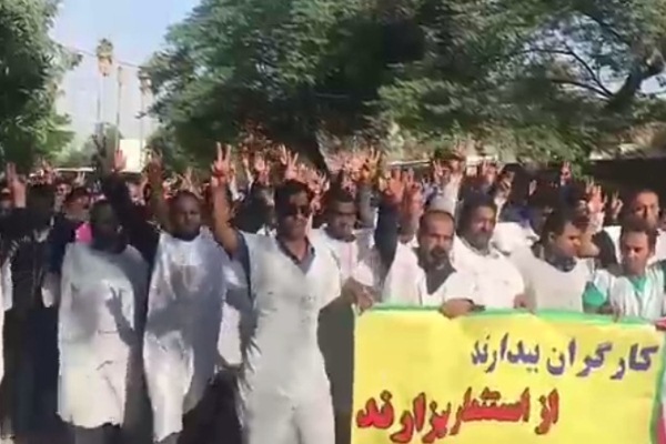 عمال الاهواز يرتدون الأكفان هاتفين ضد النظام الإيراني
