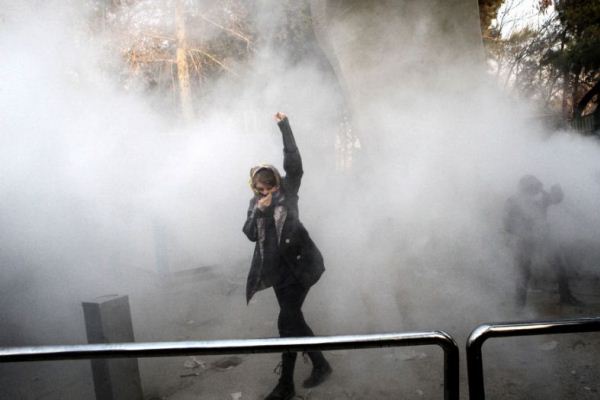النظام الإيراني الحالي غير قادر على الاستجابة لمطالب المجتمع - صورة من تظاهرة في جامعة طهران في ديسمبر 2017