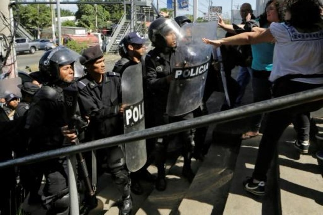 شرطة نيكاراغوا تداهم مكاتب صحيفة معارضة وتلغي تصاريح منظمات حقوقية