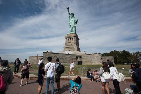 تمثال الحرية في نيويورك قد يتأثر بإغلاق الإدارات الفدرالية