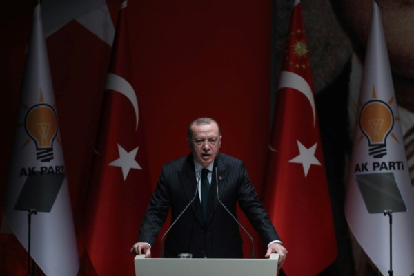 الرئيس التركي رجب طيب أردوغان يتحدث خلال اجتماع لحزب العدالة والتنمية