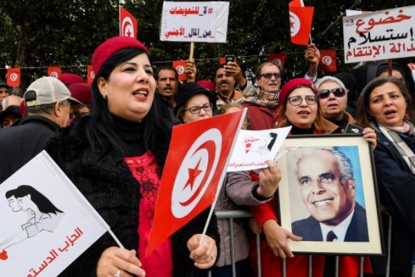 تحديات كبيرة تواجه الديمقراطية التونسية الفتية